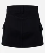 Pollera corta de sarga color negro, con diseño de tiro alto, cierre frontal con botón y cremallera, y bolsillos cargo laterales.