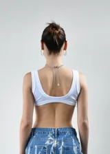 Microtop tipo musculosa de diseño reversible, confeccionado en microfibra pesada con terminaciones en collareta ancha en escote, sisas y contorno inferior.