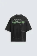 Camiseta boxy fit de punto tejido en hilatura de algodón, color negro con efecto lavado. Cuello redondo y manga corta. Estampado frontal con letras en blanco y verde.