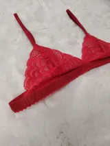 Bralette de encaje rojo con diseño triangular, copas suaves sin aro y tirantes finos regulables.
