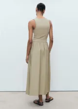 Vestido midi de diseño combinado con cuerpo de algodón y elastano con cuello escotado y tirantes anchos, y falda evasé de algodón con panel fruncido en la cintura.