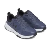 Championes de entrenamiento Under Armour modelo Charged Edge, color azul marino con detalles en negro y suela blanca. Presentan una parte superior de malla transpirable con superposiciones de cuero y material sintético, entresuela Charged Cushioning para amortiguación y suela de goma con tracción.