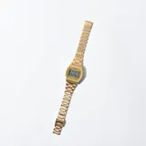 Reloj digital dorado con correa de eslabones.