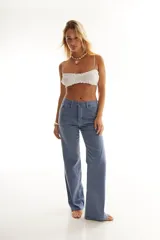 Pantalón de jean azul claro, de corte recto y tiro bajo.