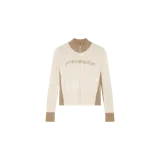 Cardigan de punto en color beige y tostado, con cierre frontal completo de cremallera, cuello alto y detalles acanalados en cuello, puños, laterales y dobladillo. Presenta el logo de la marca bordado en el pecho.