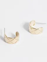 Par de aros tipo argolla gruesos, color dorado, con diseño de líneas grabadas formando rombos.