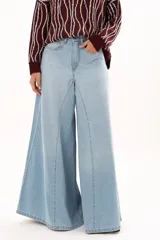 Jean de tiro alto con diseño de pierna extra ancha y caída fluida. Cuenta con bolsillos delanteros y traseros, cierre frontal con cremallera y botón metálico.