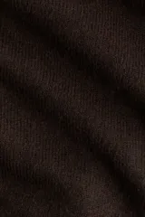 Suéter de punto fino color marrón oscuro, con cuello polo y escote en V pronunciado. Presenta hombros caídos y puños y bajo acanalados.
