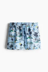 Short de baño con estampado tropical, cintura elástica con cordón de ajuste, bolsillos laterales y bolsillo trasero con cierre autoadherente. Incluye suspensor interior de malla.