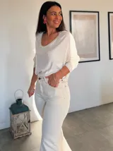 Blusa de manga larga color crema con lentejuelas.