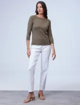 Buzo de tejido fino color beige, con cuello redondo, mangas tres cuartos y diseño raglán.