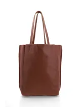 Cartera tipo tote bag color marrón chocolate, con textura granulada y dos asas finas para llevar al hombro.