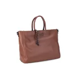 Cartera de formato amplio y estructurado, color marrón, con doble asa de mano y correa larga desmontable y regulable que permite llevarla al hombro o cruzada. Cuenta con cierre superior y aplique decorativo en el frente.