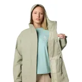 Campera impermeable larga Columbia, color verde claro, con capucha ajustable, cierre frontal con solapa protectora, cintura ajustable con cordón y bolsillos laterales con cierre.