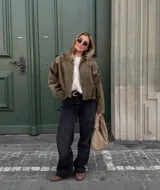Campera bomber de corte oversized con efecto gamuza en color verde oliva. Presenta cuello clásico, cierre frontal y hombros estructurados con un diseño minimalista y relajado.