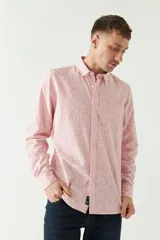 Camisa de manga larga color rosa con estampado abstracto en blanco, confeccionada en algodón estilo lino y con logo bordado en el frente.