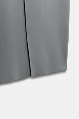 Vestido midi de punto color gris, ajustado, con escote redondo y tirantes finos dobles.