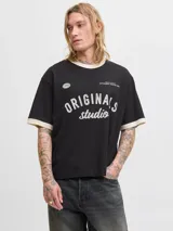 Remera negra de manga corta y cuello redondo, con fit oversize y largo cropped. Presenta un estampado frontal con la palabra "Originals" en blanco y detalles de texto y el número "1990". El cuello y los puños son de color beige.