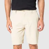 Short de corte clásico color beige, con cierre de botón y cremallera, bolsillos laterales y trabillas para cinturón.