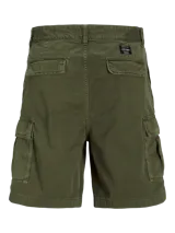 Short cargo color verde oliva, de corte holgado, con múltiples bolsillos delanteros, traseros y laterales.