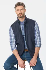 Chaleco de abrigo confeccionado en tejido polar, con cierre frontal completo, cuello alto y bolsillo vertical en el pecho con logo bordado en contraste.