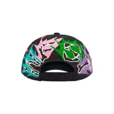 Gorro tipo cap negro con diseño bordado de una calavera y la palabra "Supreme" con apliques de pedrería roja.