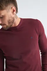 Sweater de algodón en butoné color verde, con cuello redondo, puños y dobladillo acanalados, y logo bordado en el pecho.