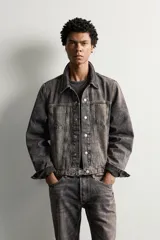 Campera de denim de algodón color gris oscuro con efecto lavado, corte regular fit, cuello solapa y bolsillos frontales con solapa.