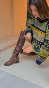 Bota bucanera de cuero color marrón chocolate, con lycra en la parte trasera y suela con taquito interno de 3cm.