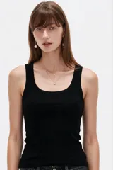 Musculosa de algodón azul con diseño de canalé, cuello redondo y tirantes anchos, ajustada al cuerpo.