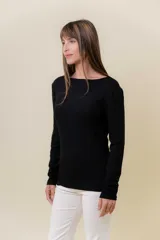 Remera de manga larga color chocolate, confeccionada en tela suave con elastano. Presenta un diseño de cuello bote y silueta entallada.