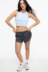 Short deportivo color gris oscuro con cintura elastizada y calza interna con bolsillo.