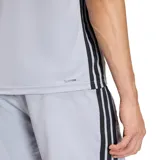 Remera deportiva Adidas de manga corta, color gris claro, con cuello redondo y logo de la marca estampado en negro en el pecho.