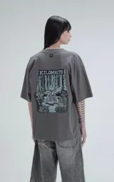 Remera unisex de corte oversize y hombros caídos, color gris concreto. Presenta cuello redondo acanalado y estampa frontal con la frase 'Que no entiendan nada' en color blanco.