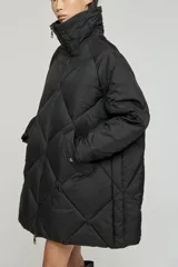 Campera puffer acolchada de corte oversize, color verde oliva, con diseño de rombos, cuello alto y cierre frontal con cremallera.