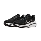 Championes Nike Winflo 12 de running, color negro con suela blanca y detalles en gris. Cuenta con amortiguación Air y Cushlon, diseño de malla transpirable y el logotipo de la marca en el lateral.