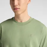 Remera de algodón de corte clásico, color verde oliva, con cuello redondo, mangas cortas y logo de la marca bordado en el pecho.