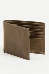 Billetera de cuero color musgo con múltiples ranuras para tarjetas y compartimento para billetes.