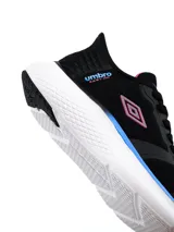 Championes deportivos Umbro modelo Flux para mujer, de color gris con detalles en coral y blanco, con capellada de malla transpirable y suela amortiguada.