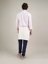 Camisa de hombre de algodón orgánico a rayas verticales rosas y blancas, de corte regular fit, cuello button-down, cierre con botones, manga larga terminada en puño simple y logo bordado en el pecho.