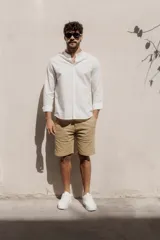 Bermuda lisa de corte clásico, con bolsillos laterales y traseros.