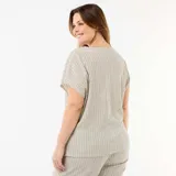Camisa de manga corta a rayas verticales en tono beige y gris, con cuello en V y cierre frontal de botones decorativos.