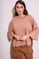 Sweater color beige de tejido de punto, con cuello redondo y mangas 3/4 con volados.
