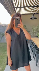 Vestido corto negro de lino con lurex, corte amplio y mangas cortas.