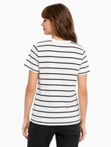 Remera clásica a rayas horizontales blancas y negras, de manga corta y cuello redondo.