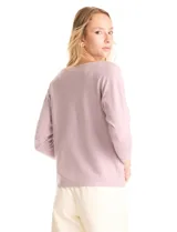 Buzo de tejido de punto fino marca LIV Milano, color violeta, con diseño de manga japonesa y largo tres cuartos. Presenta un aplique de brillos en la parte frontal y lateral que forma un diseño floral.