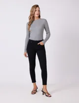 Jean modelo skinny de la marca DJeans, color negro, con pretina con pasadores, cierre y botón frontal, y bolsillos funcionales en la parte delantera y trasera.