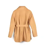 Campera color camel de poliéster, con fit regular, acceso con cierre y dos bolsillos exteriores abiertos.