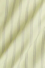 Vestido camisero de manga larga, color verde claro con finas rayas verticales oscuras. Presenta cuello de pico, botonadura frontal y corte evasé/oversized.