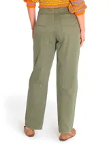 Pantalón estilo cargo de tiro alto, confeccionado en algodón orgánico. Presenta diseño con detalles de patchwork en dos tonalidades de verde, cierre tradicional, bolsillos frontales y refuerzos en las rodillas.
